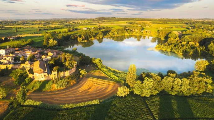 Il borgo italiano affacciato sul lago a forma di cuore: è un incanto