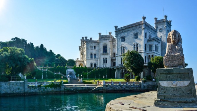 Marina di Miramare, un castello nell’area protetta