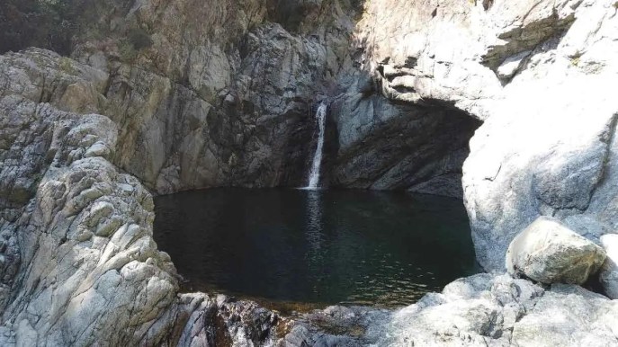 Lago du Mei, un piccolo gioiello in un bosco da favola in Liguria