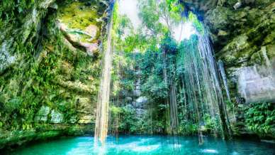 Questa grotta a cielo aperto sembra un miraggio, è bellissima: benvenuti al Sacro Cenote Blu