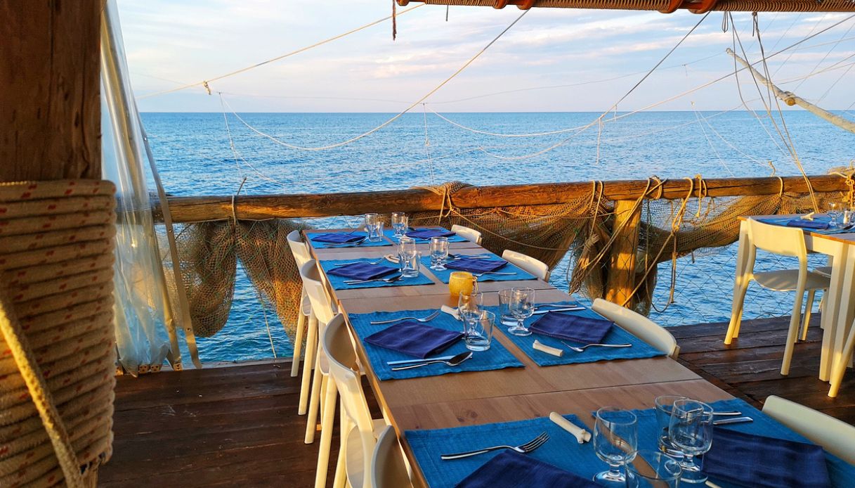 Tavolo allestito sul trabocco in Abruzzo