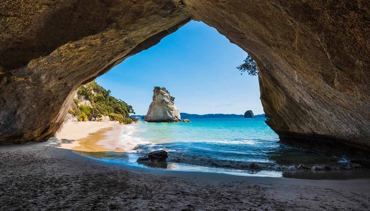 Cathedral Cove, la cattedrale di roccia in spiaggia in Nuova Zelanda