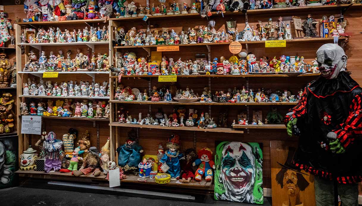 Gli interni inquietanti del Clown Motel