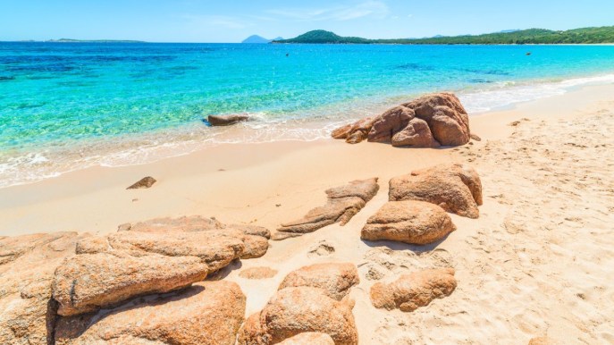 Spiaggia Liscia Ruja, una perla rosa che sorge tra il verde