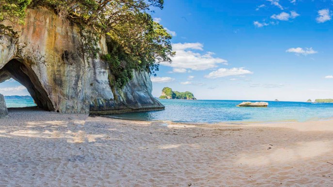La spiaggia più bella del mondo ospita una “cattedrale” scolpita nella roccia