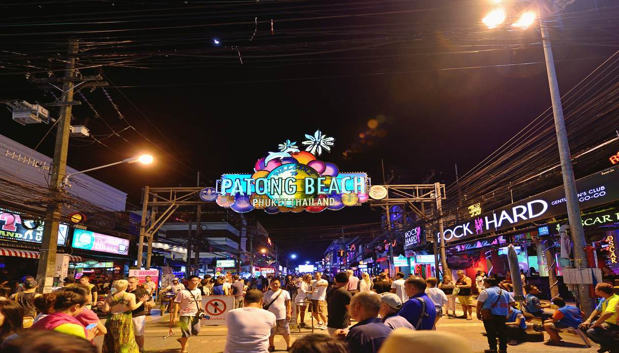 Patong beach di notte