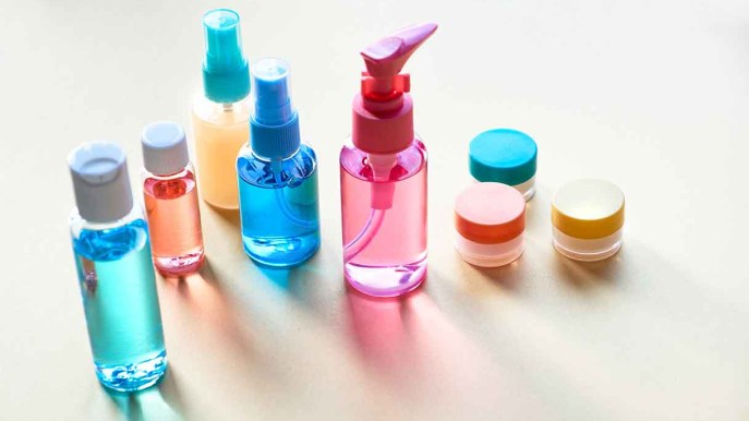 Il segreto di viaggiare leggeri con prodotti travel-size