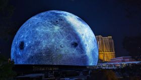 La Luna è atterrata in città e sta illuminando di meraviglia Las Vegas