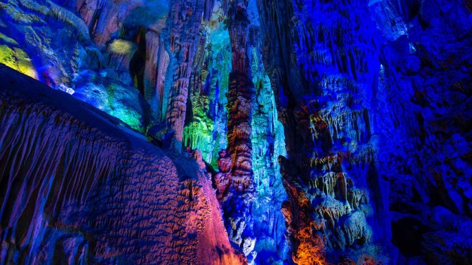 Era un rifugio antiaereo: ora è un lago incastonato in una caverna multicolor