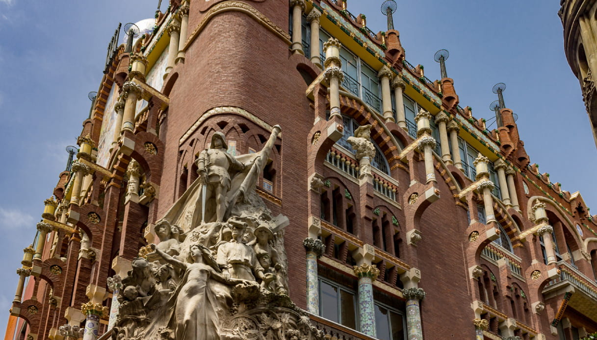 Una decorazione della facciata esterna del Palazzo della Musica Catalana