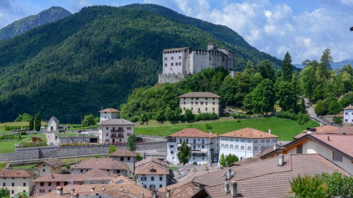 Stenico, il borgo immerso nel verde dominato da un antico castello