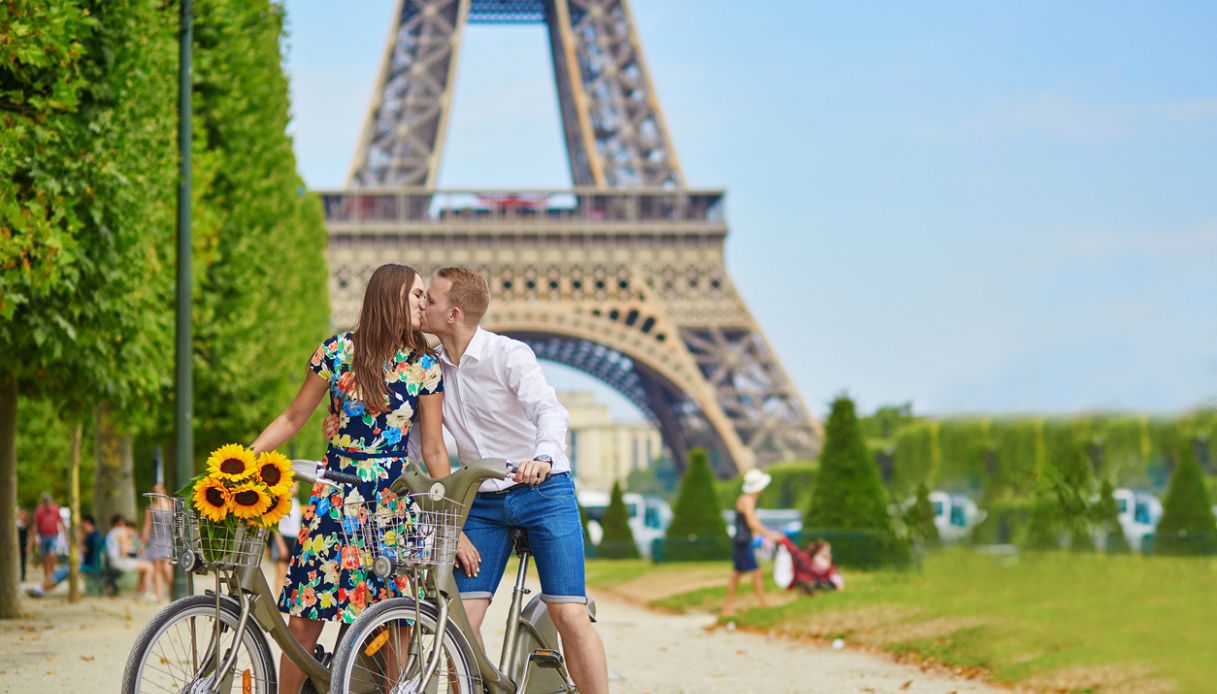 Parigi conquista il podio della città più romantica da scoprire in bicicletta