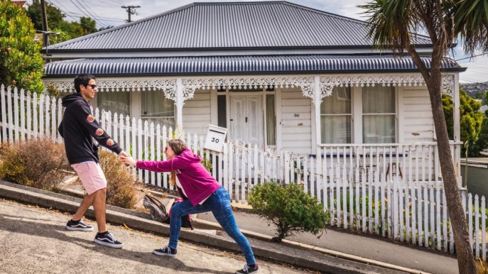 Le case che “scivolano” lungo la strada più ripida del mondo