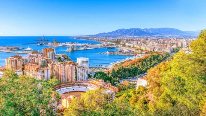 A Malaga sono comparsi degli adesivi “contro i turisti”
