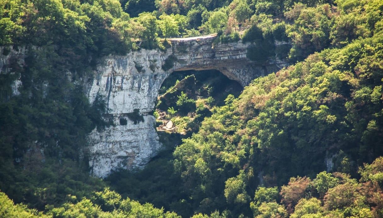 Il suggestivo Ponte di Veja, in Lessinia