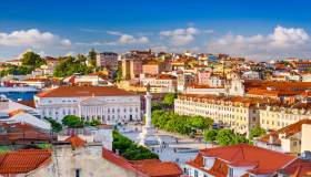 A Lisbona è boom di nomadi digitali e turisti, e la città cambia volto