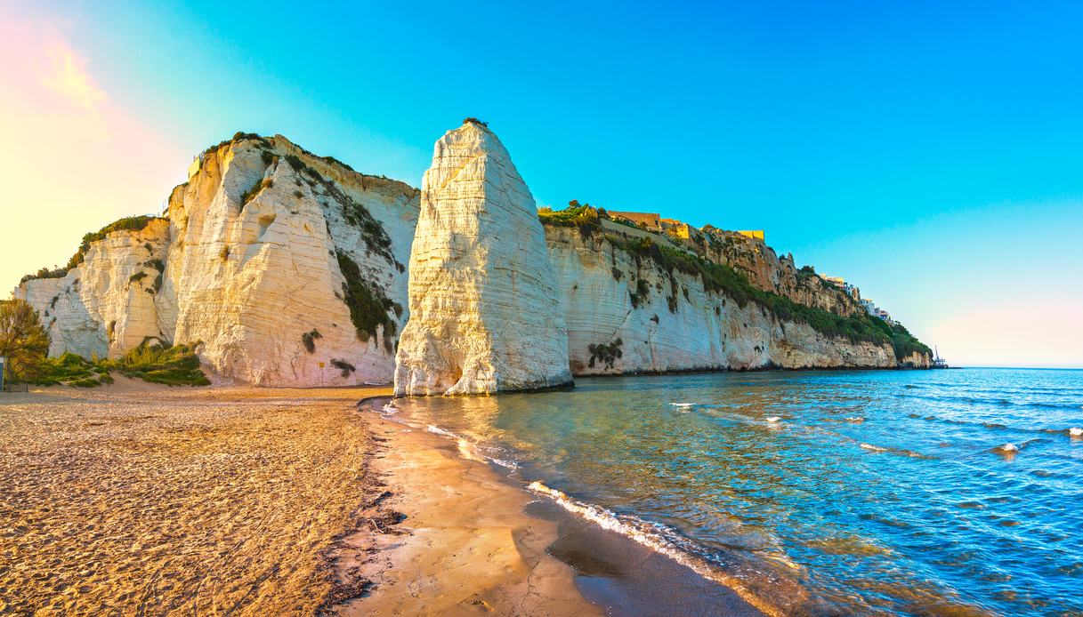 Spiaggia di Vieste con lo scoglio di Pizzomunno, in Puglia