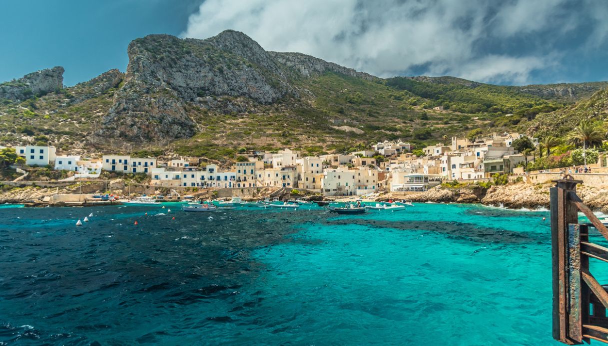 Vista dal mare del villaggio di Levanzo