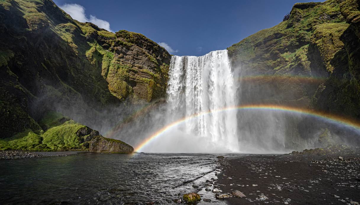 Fare trekking a Skogafoss in Islanda