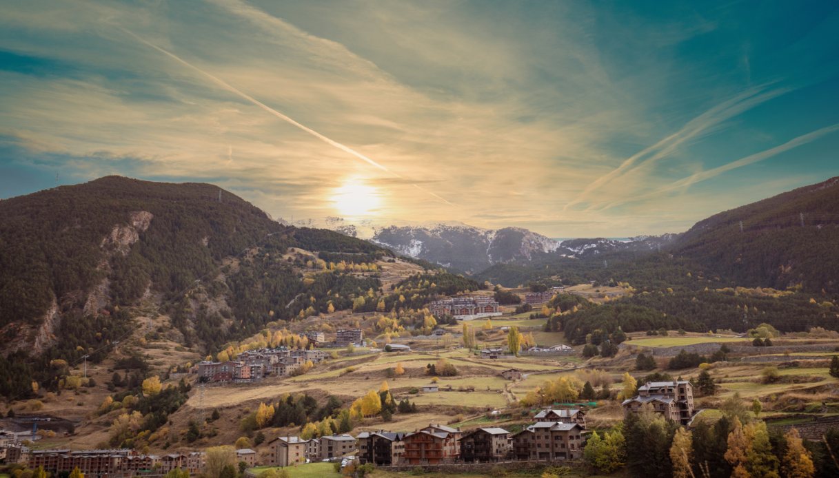 Vista su Soldeu e Pirenei al tramonto