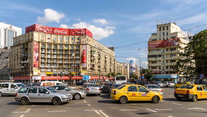 Traffico auto a Piazza Romana