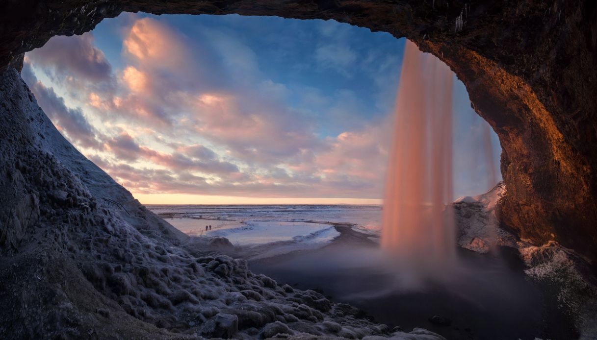Camminare in una grotta nella Cascata Seljalandsfoss