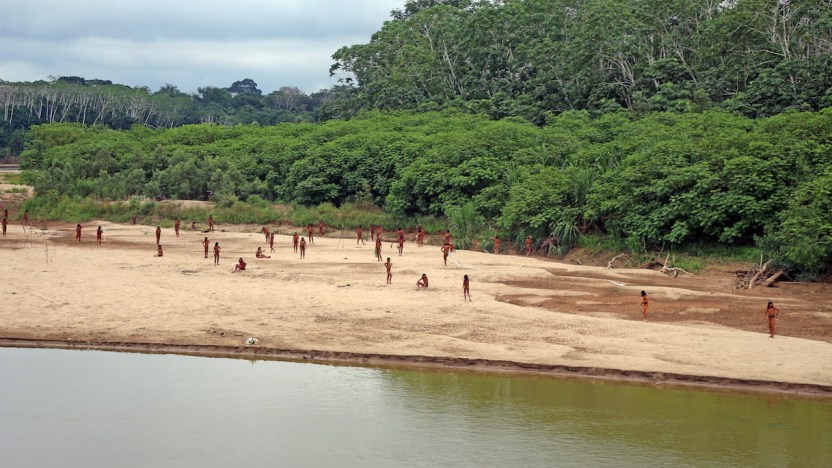 Perù, la tribù indigena dei Mashco Piro che vive isolata nella Foresta Amazzonica