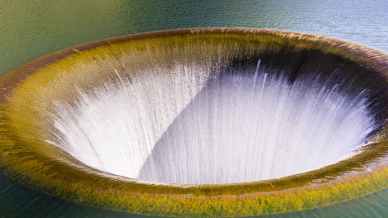 Il misterioso fascino del Glory Hole, il buco di un lago della California