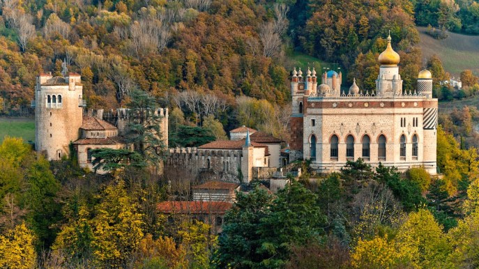 Rocchetta Mattei, un castello delle fiabe in Italia