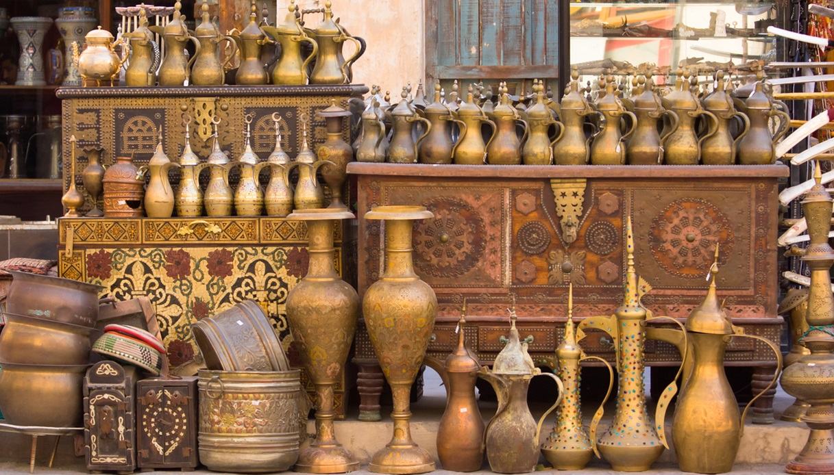 Caffettiere Dallah e contenitori tipici di Doha, Qatar