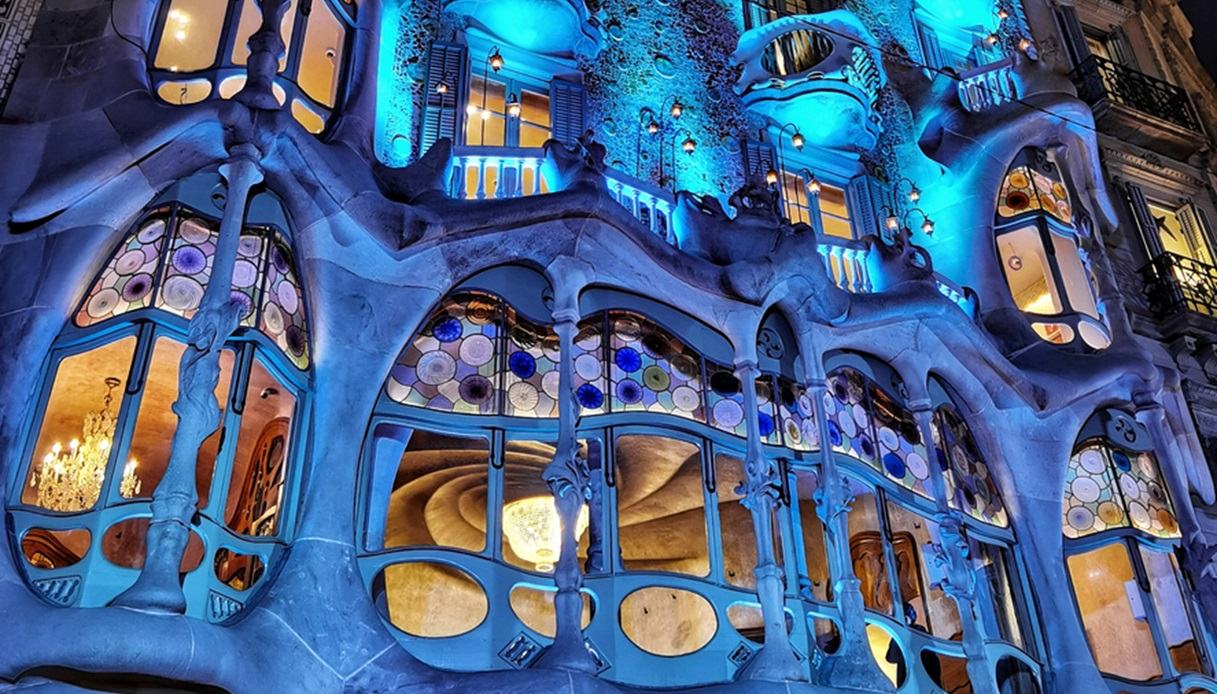 Casa Batlló illuminata di notte