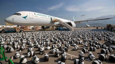 Migliaia di sculture di panda danno il benvenuto ai turisti all’aeroporto di Hong Kong
