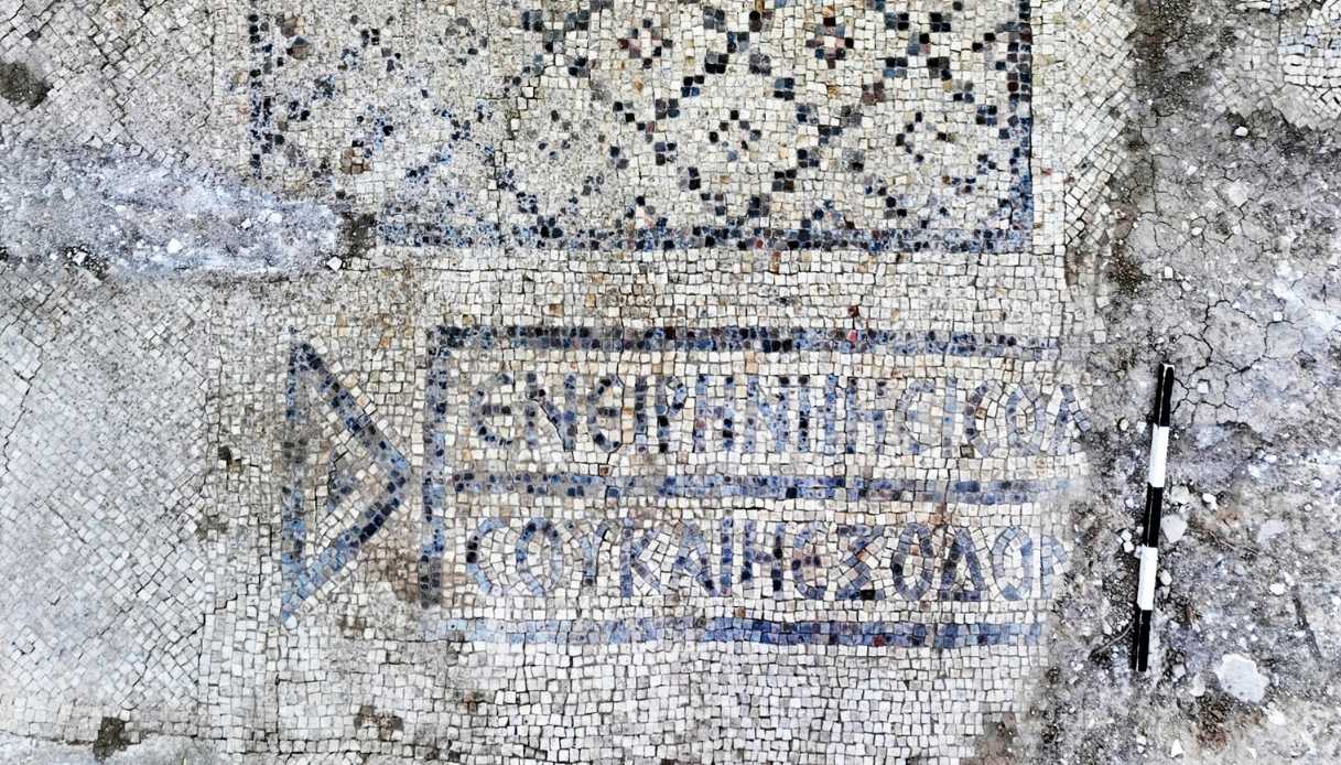 La scritta biblica sul pavimento mosaicato del monastero
