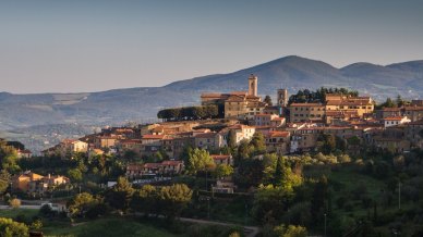 Toscana: Montescudaio, borgo delle colline con vista mare