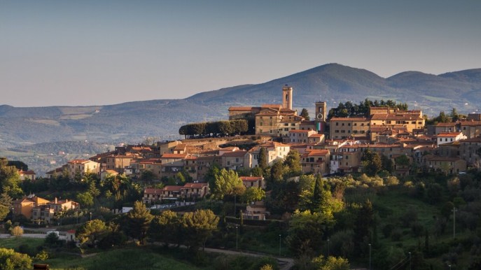 Toscana: Montescudaio, borgo delle colline con vista mare
