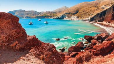Come sarà l’estate di Santorini dopo la scia di terremoti: le novità