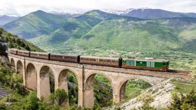 Viaggio a bordo dei treni storici, la Campania come non l’hai mai vista