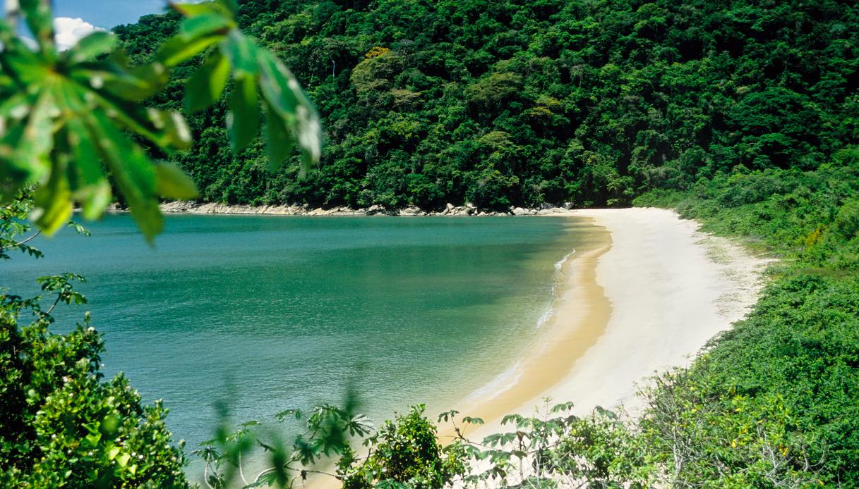 Una delle bellissime spiagge di Paraty in Brasile