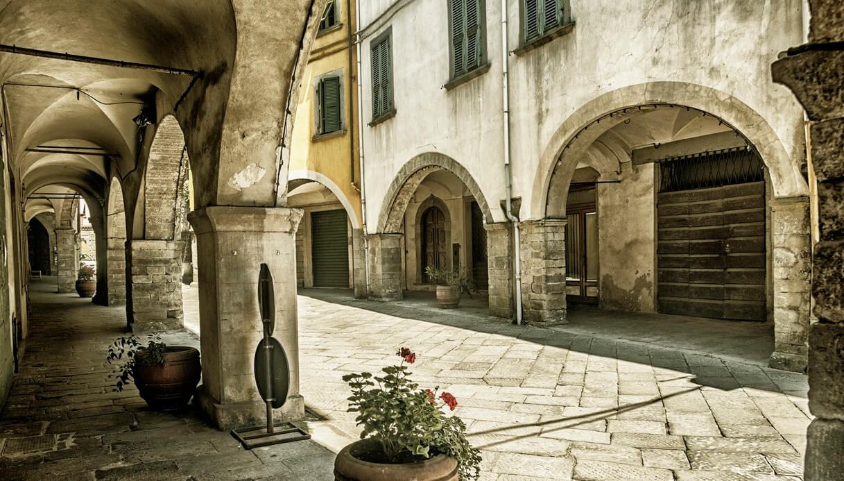 I portici di Bagnone, in Lunigiana, Toscana