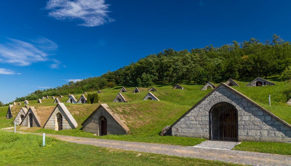 Cantine tipiche della regione vinicola del Tokaji, in Ungheria