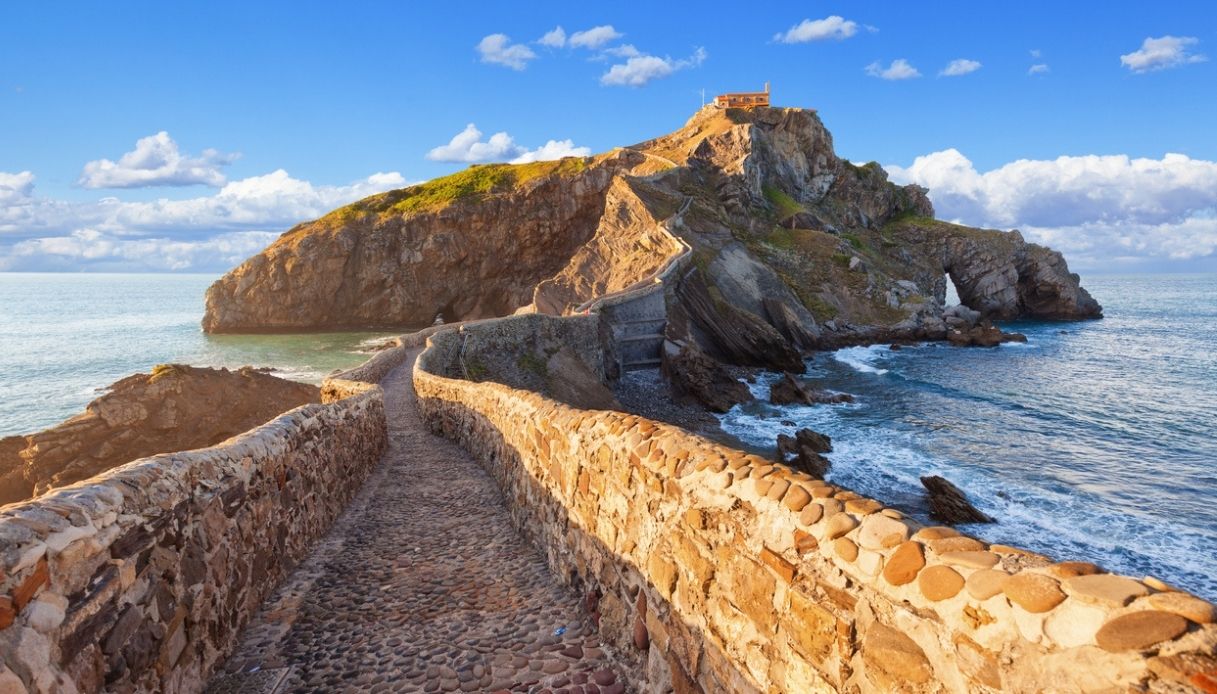 La scala di Gaztelugatxe che conduce all'eremo