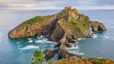 Gaztelugatxe, l’isola con una scalinata leggendaria è un luogo fuori dal comune
