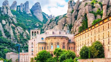 Tra nuvole e leggenda, il Monastero di Montserrat sembra sospeso nel cielo