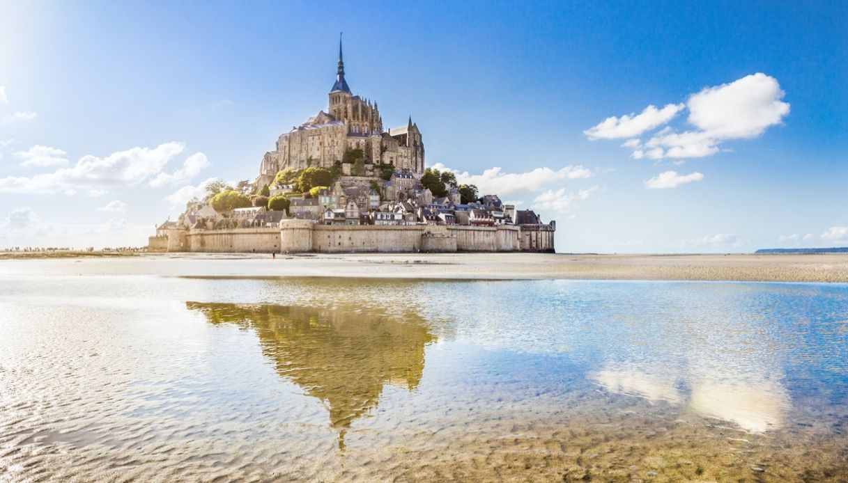 Linea di San Michele in Francia con Mont Saint Michel