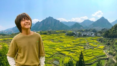 Le suggestive montagne cinesi ospitano una tenera storia di amicizia tra un bambino e un panda