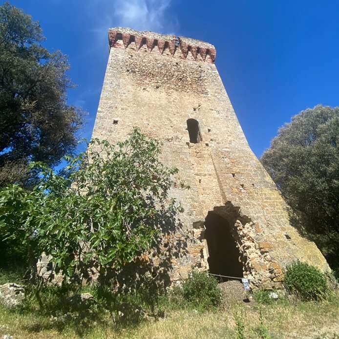 Torre in rovina sul sentiero per il Salto del Cervo Parco della Maremma Toscana