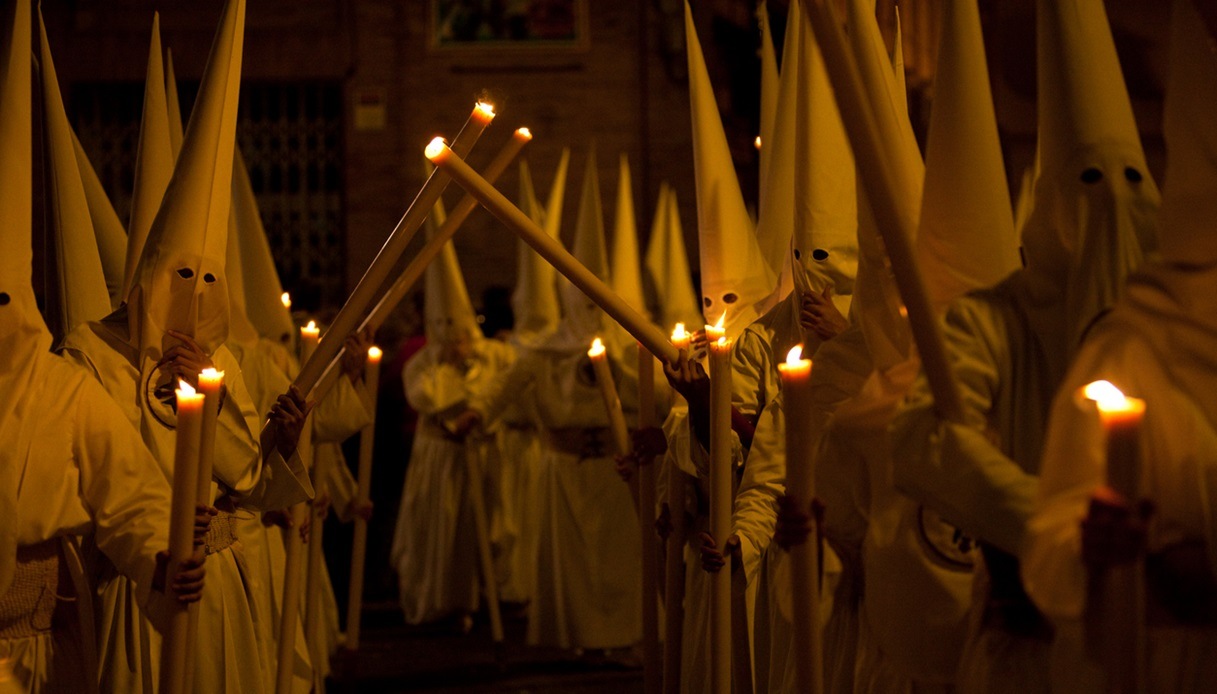 Semana Santa in Sevilla, il vestito tipico dei Nazarenos