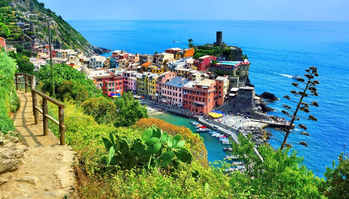 Il colorato borgo di Vernazza con sentiero escursionistico