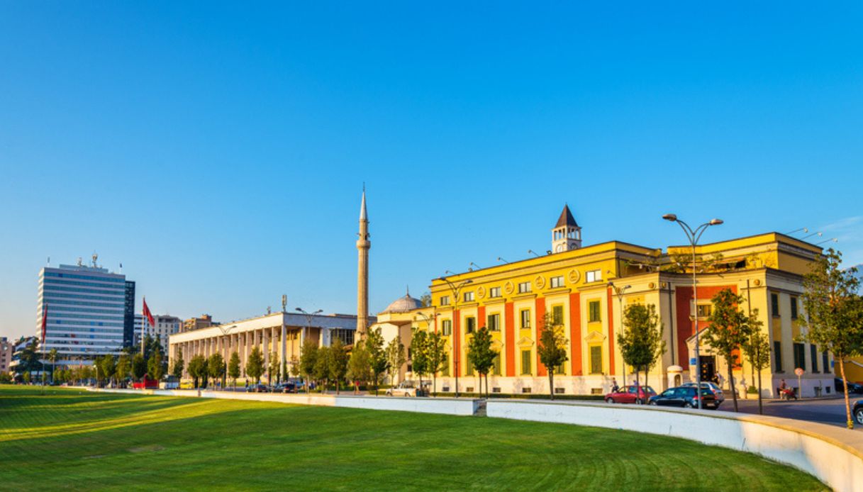 Piazze della città di Tirana, meta low cost imperdibile in Europa