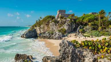 A Tulum le misteriose rovine Maya si affacciano sul Mar dei Caraibi